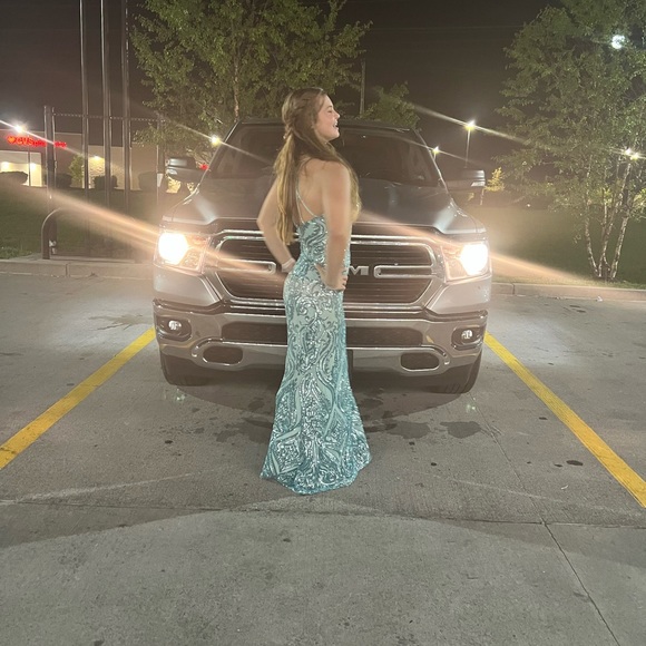 This os a Windsor prom dress its a size medium - Picture 3 of 3